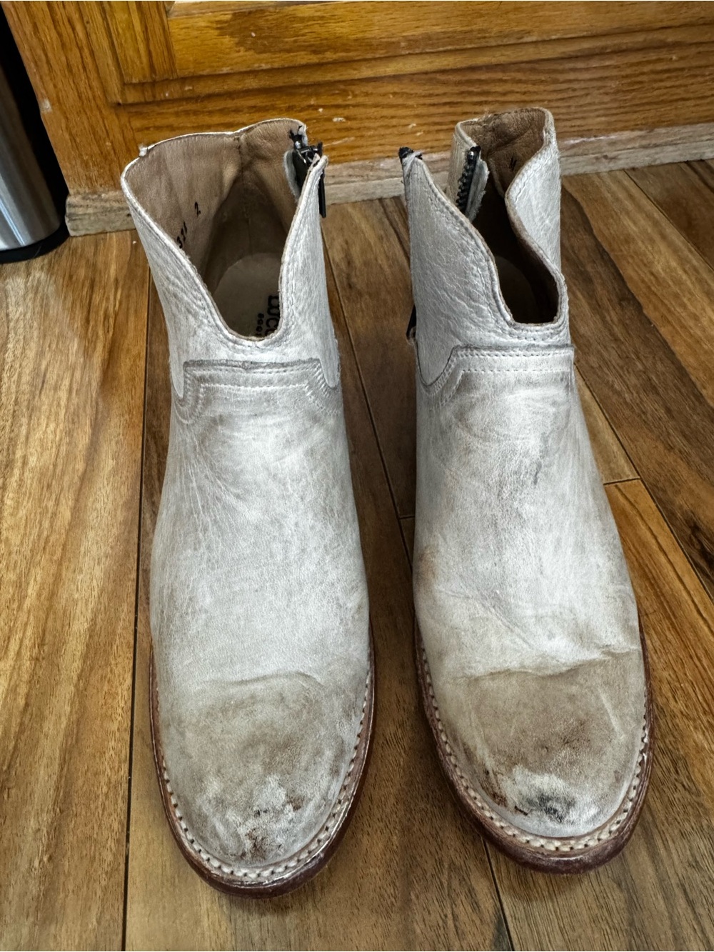 Women’s Leather Ankle Boots in distressed white - Zipper Side Entry